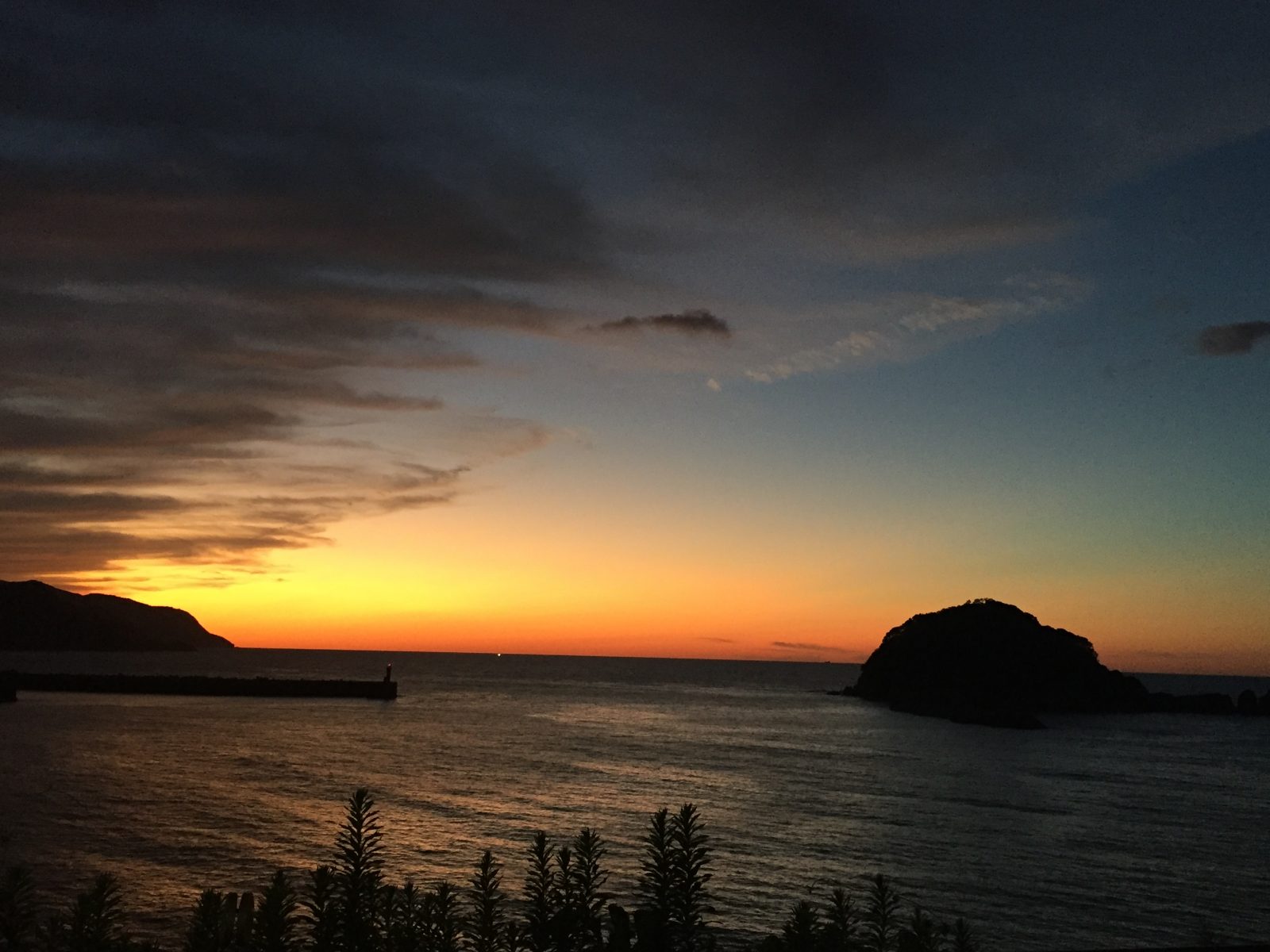 秋の落陽～美しい香住港近海。紅く染まりながら尚青い～素敵な光景にも出会えるかも。