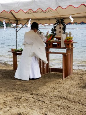 香住の八幡神社から宮司様がおいでくださり丁寧な神事でした