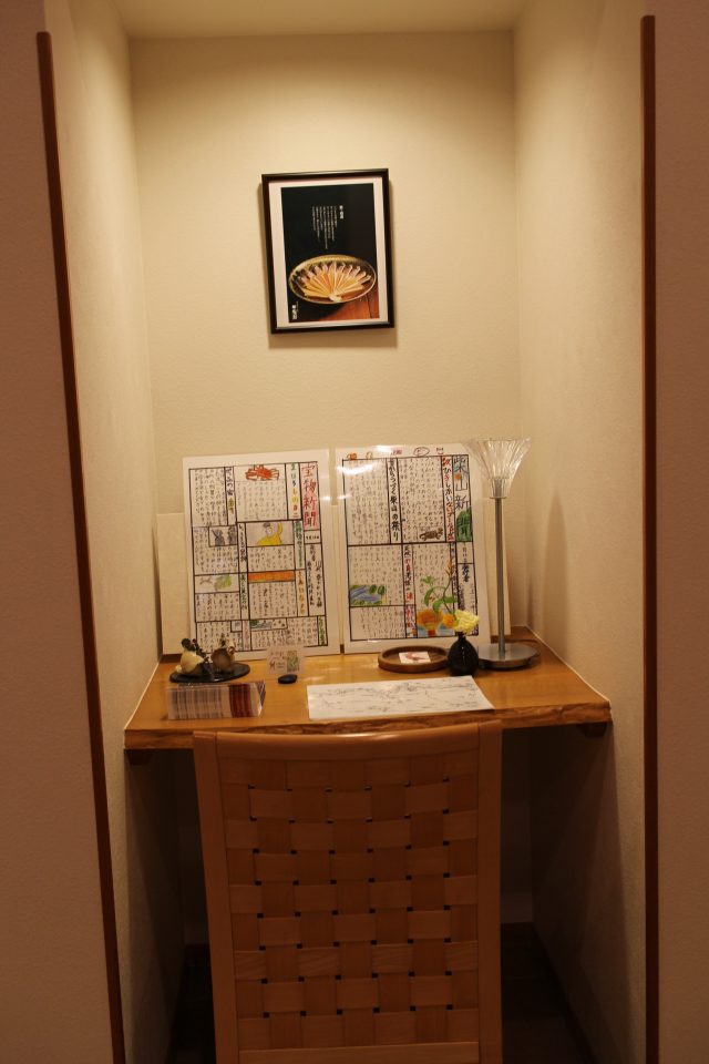 小学4年生が発行した「柴山新聞」「宝物新聞」の原本を展示しています。